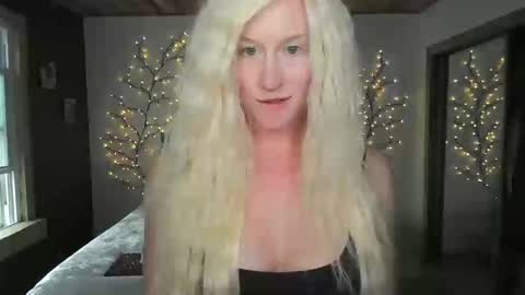jadeamaryllis_ online show from April 24, 2:19 pm