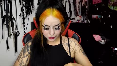 Snapshot of janna_ink chatting on February 1, 12:18 am online show from February 1, 12:18 am