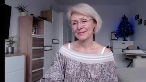 Snapshot of jasmin18v chatting on December 6, 12:11 pm Jasmin room for people 40 online show from December 6, 12:11 pm