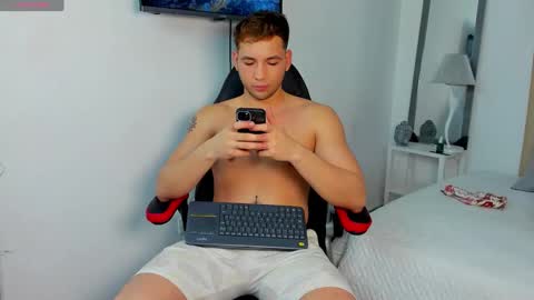 Snapshot of jdaniel_shellby chatting on December 21, 2:30 am jhon online show from December 21, 2:30 am