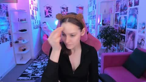 jenniferkiim online show from March 18, 11:05 am