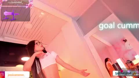 JESSI AND NAOMI online show from June 18, 9:14 am