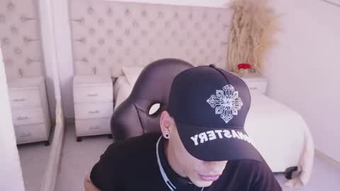 jhoanleandro online show from July 28, 4:32 am
