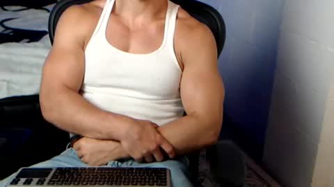 Johnnie Redd online show from July 3, 5:12 am