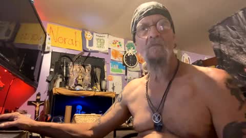 Snapshot of johnnyshung1 chatting on December 2, 11:18 am johnnyshung1 online show from December 2, 11:18 am