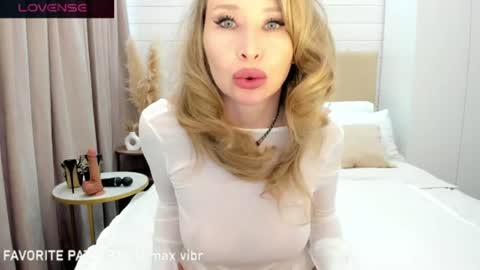 Jolie Ozolla online show from July 8, 4:21 pm