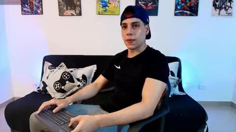 Instagram jonathanfit14 online show from April 30, 11:20 pm