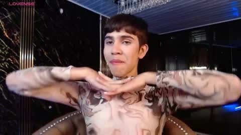 joshua_saenz_ online show from May 1, 1:43 am