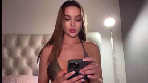 Jennie and Sophia online show from September 30, 3:22 pm