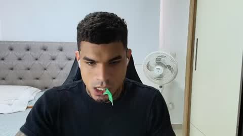 juan_gomez_1 online show from July 23, 7:00 pm
