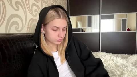 Lola online show from April 27, 6:11 am