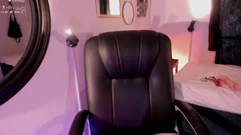 Jules online show from June 18, 7:52 pm