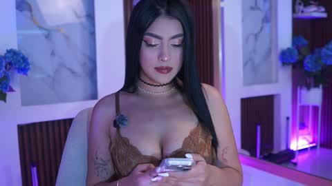Jules Bennett online show from April 24, 12:40 pm