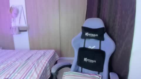juli_santos_22 online show from April 27, 3:48 am