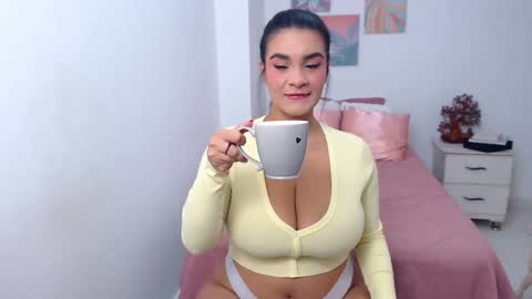 Snapshot of julia_gray_ chatting on October 22, 4:59 am julia online show from October 22, 4:59 am
