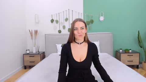 julia_levis online show from January 21, 11:35 am