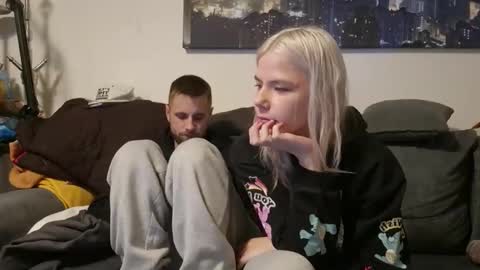 julia_official online show from November 25, 5:34 pm