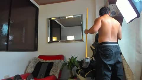julian_wallace online show from May 2, 9:20 pm