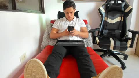 julian_wallace online show from April 27, 5:43 pm