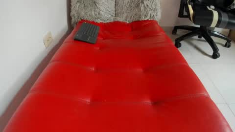 julian_wallace online show from April 28, 5:28 pm