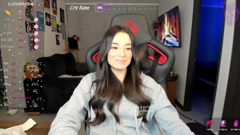 Snapshot of julidavila chatting on March 7, 4:23 am Jeimy Help me to reach 100 thumbs up online show from March 7, 4:23 am