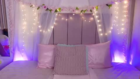 Juliet Bennet online show from March 8, 5:33 am