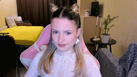 Julie online show from April 26, 3:42 pm