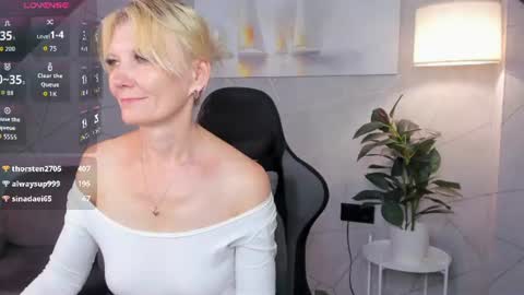 Julie Lucasss online show from July 4, 3:43 am