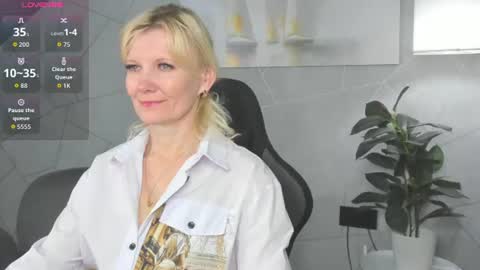 Julie Lucasss online show from July 5, 11:56 pm
