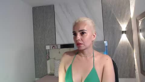 julieta__fox_ online show from August 3, 6:47 pm