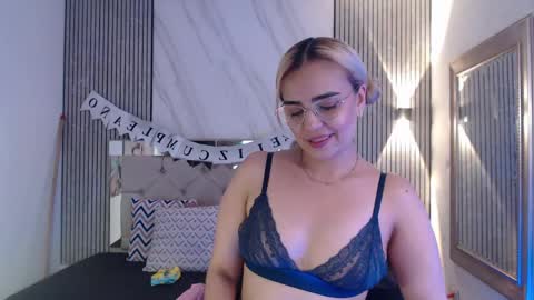 julieta__fox_ online show from April 28, 9:41 pm