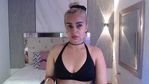 julieta__fox_ online show from June 12, 7:02 pm