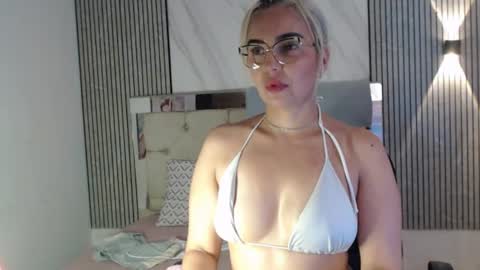 julieta__fox_ online show from July 28, 9:36 pm