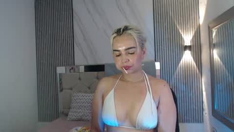 julieta__fox_ online show from July 28, 4:27 pm