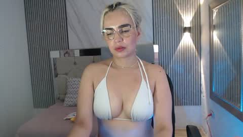 julieta__fox_ online show from July 28, 4:39 pm