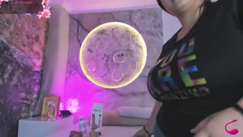 julietakane online show from January 8, 5:35 am