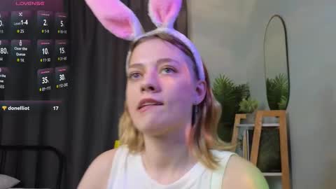 Mia online show from October 25, 4:24 am