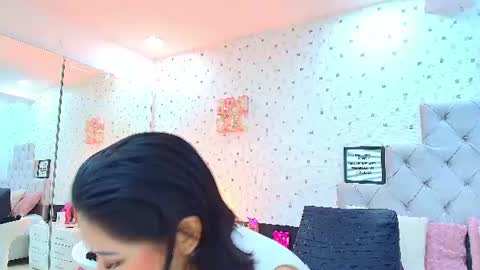 Julieta Reyes   online show from June 25, 11:48 am