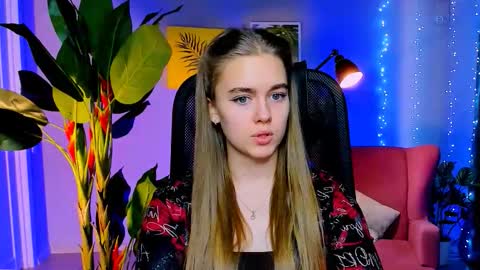 junewoods online show from January 19, 9:19 am