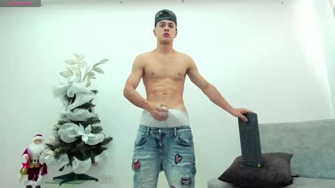 Snapshot of juniormorris_ chatting on December 18, 8:47 pm Junior online show from December 18, 8:47 pm