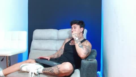 justinfuller_31 online show from April 24, 3:19 am