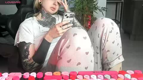 Alice online show from April 29, 5:51 pm