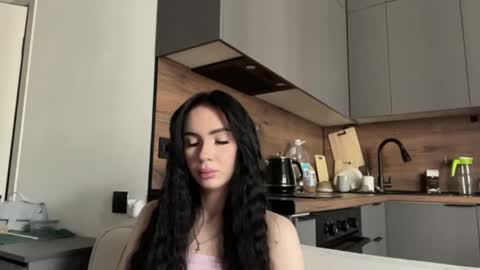 Izzy online show from June 10, 10:47 am