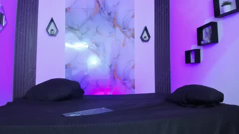 INDEPENDENT MODEL online show from March 16, 10:08 am