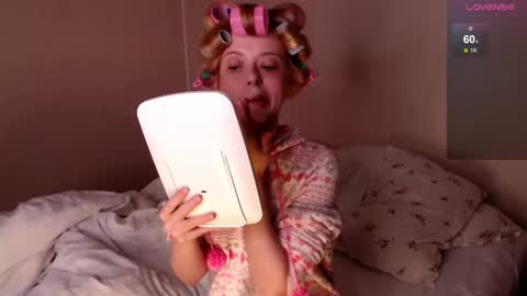 Snapshot of katie_deville chatting on September 30, 1:05 am Katie Deville online show from September 30, 1:05 am