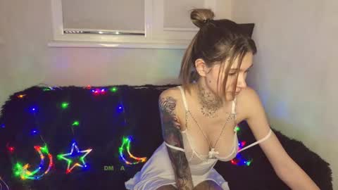 katycherry_ online show from December 1, 7:45 pm