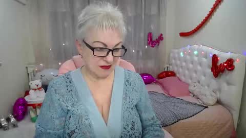 Snapshot of kaylesmoll chatting on March 6, 1:48 am kaylesmoll online show from March 6, 1:48 am