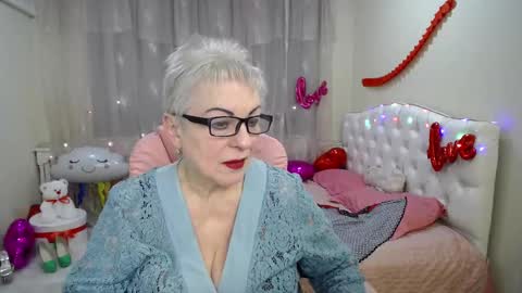 Snapshot of kaylesmoll chatting on February 27, 1:52 am kaylesmoll online show from February 27, 1:52 am