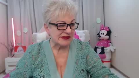 kaylesmoll online show from April 11, 6:56 pm