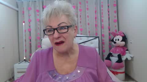 kaylesmoll online show from February 7, 8:01 pm